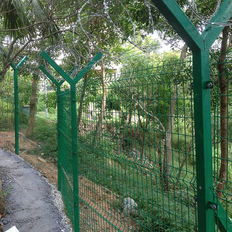 山東機(jī)場鐵絲網(wǎng)護(hù)欄圖片1