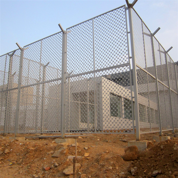 山東監獄梅花刺隔離網圖片2