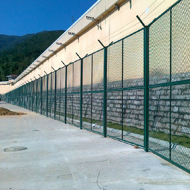 山東鋼板網隔離網圖片1