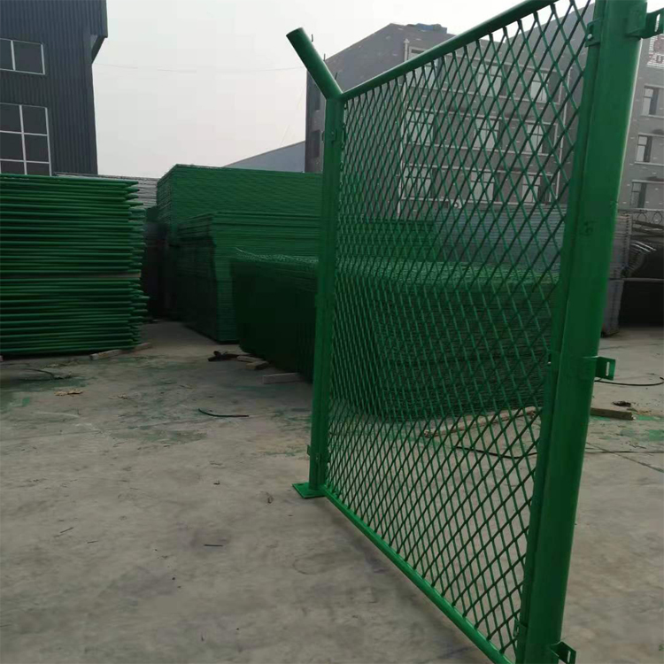 山東鋼板網隔離網圖片3