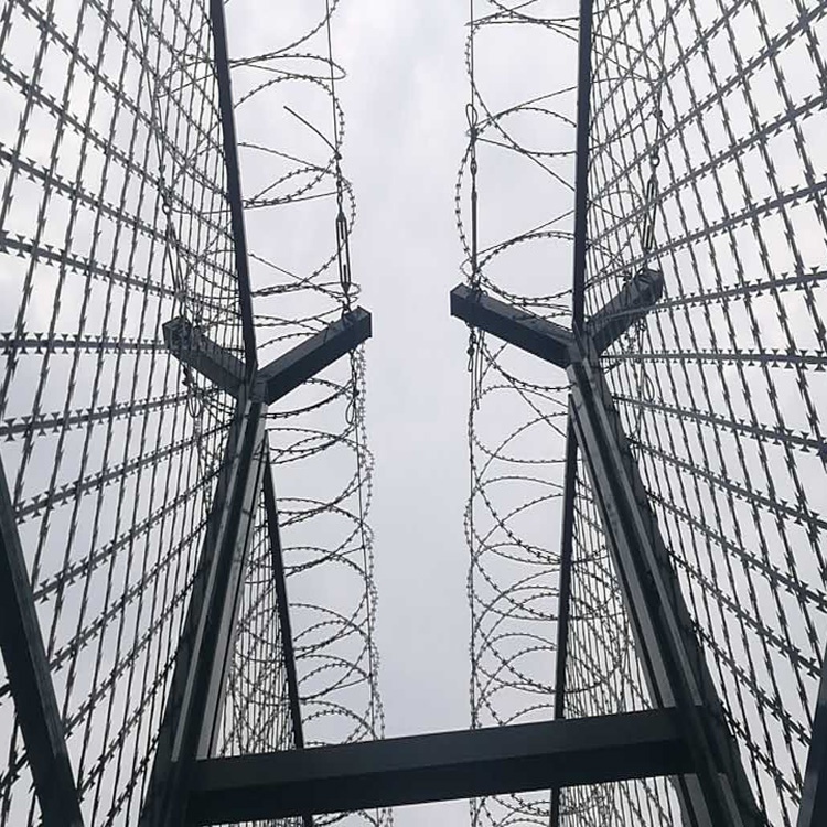 山東監獄墻上防攀爬鋼網墻