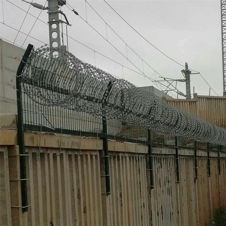 山東加高防護柵欄圖片2 山東加高防護柵欄圖片2