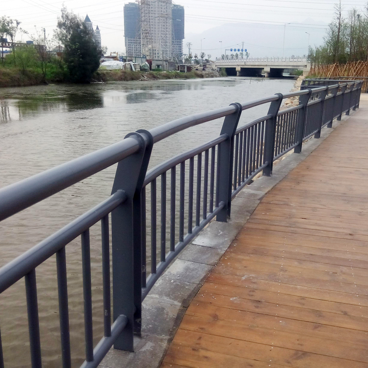 復(fù)合管河道護(hù)欄圖片3 復(fù)合管河道護(hù)欄圖片3