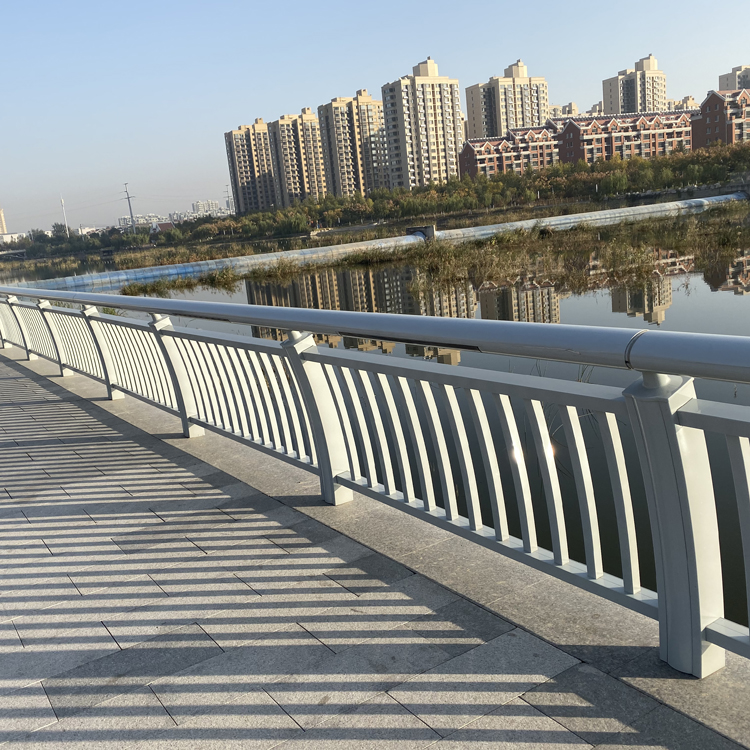 復(fù)合管河道護(hù)欄圖片4 復(fù)合管河道護(hù)欄圖片4