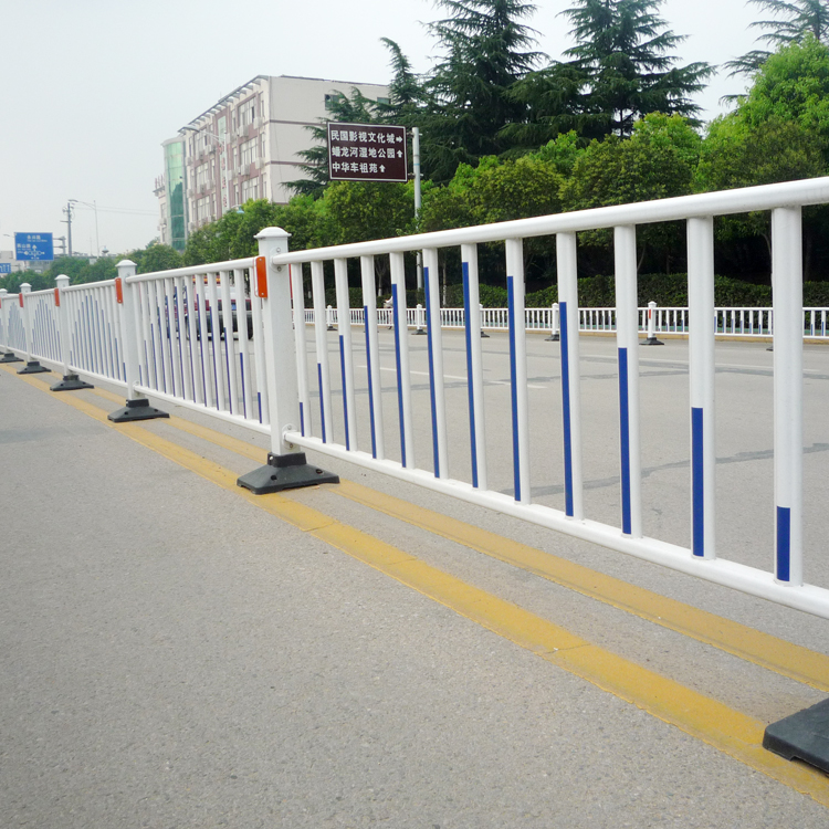 山東道路中心護(hù)欄圖片4