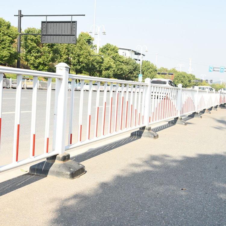 山東鋅鋼道路防護欄圖片3