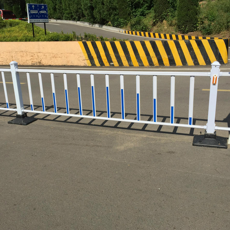 山東鋅鋼道路防護欄圖片4