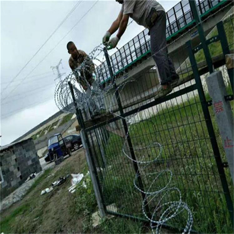 山東鐵路防護(hù)金屬網(wǎng)圖片4 山東鐵路防護(hù)金屬網(wǎng)圖片4