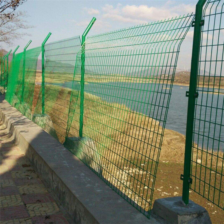 山東水源地鐵絲網(wǎng)圍欄圖片2 山東水源地鐵絲網(wǎng)圍欄圖片2