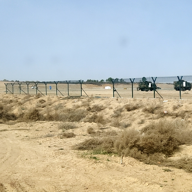 山東機場金屬隔離網安裝圖片2