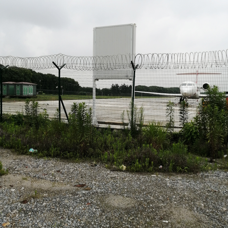 山東機場金屬隔離網安裝圖片4
