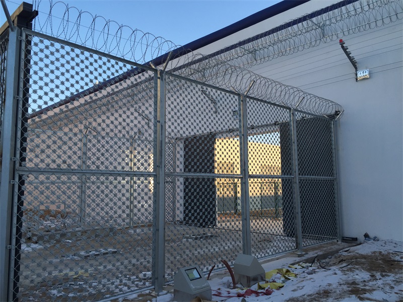 山東監獄收押通道梅花刺片隔離網墻圖片2