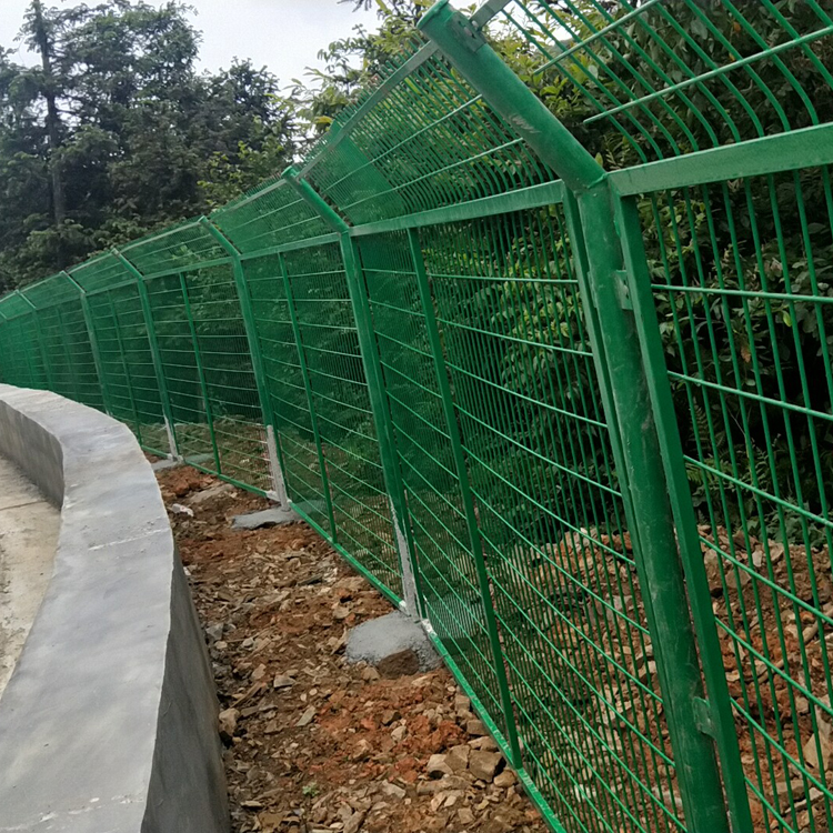 山東高速公路兩側防護隔離柵圖片2 山東高速公路兩側防護隔離柵圖片2