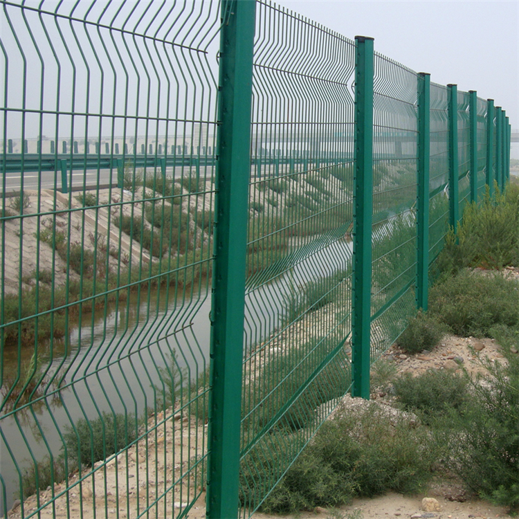 山東桃型立柱護欄網介紹