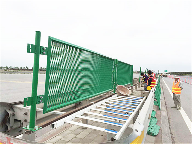 山東高速公路菱形網孔防眩網安裝