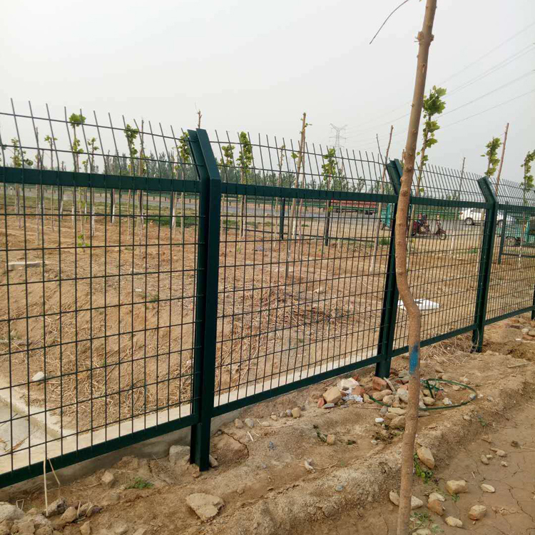 水渠防護鐵絲網(wǎng)工程案例圖片2
