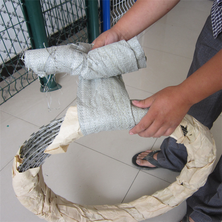 山東熱鍍鋅刺絲滾籠生產加工圖片4