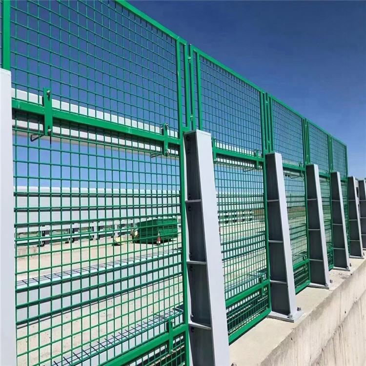 山東高鐵橋梁封閉式隔離網安裝圖片3 山東高鐵橋梁封閉式隔離網安裝圖片3