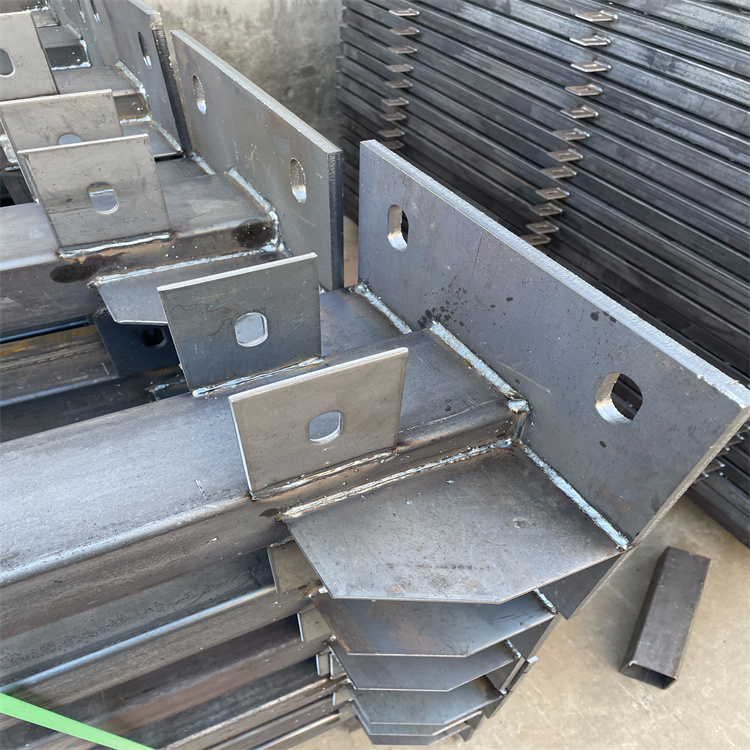 山東機(jī)場(chǎng)隔離柵生產(chǎn)工序