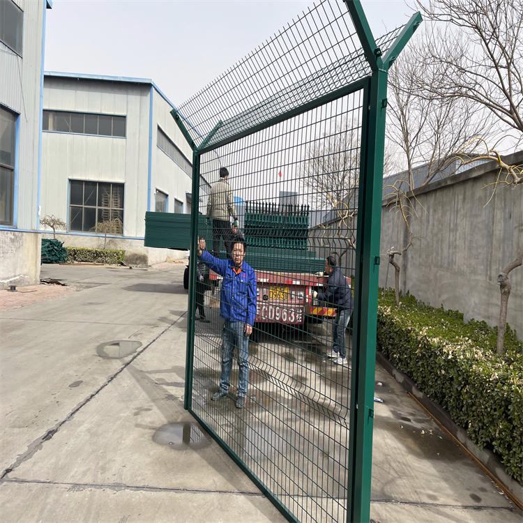 機場隔離網圍欄現場施工圖片3