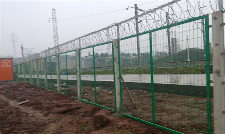 山東關于高鐵封閉式防護柵欄價格問題圖片2