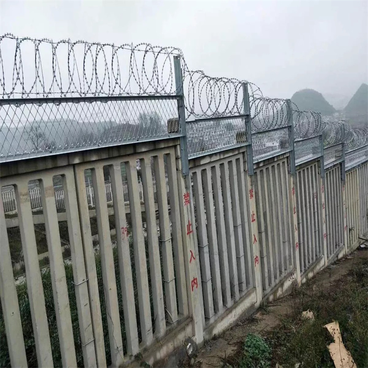 山東關于高鐵封閉式防護柵欄價格問題圖片4