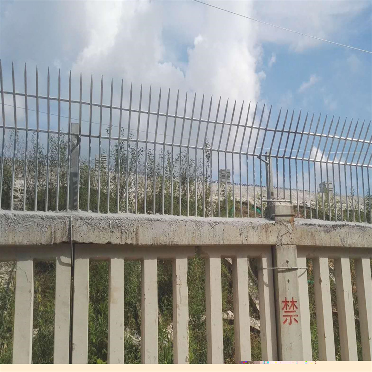 山東鐵路防護隔離設施中的鐵路加高網片