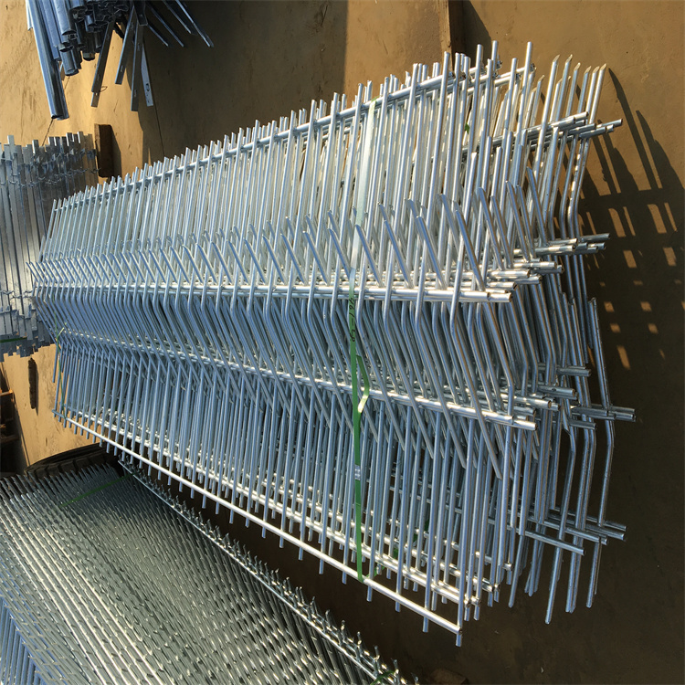 山東鐵路熱鍍鋅防爬刺價格差距巨大圖片3