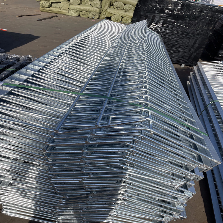 山東鐵路熱鍍鋅防爬刺價格差距巨大圖片5