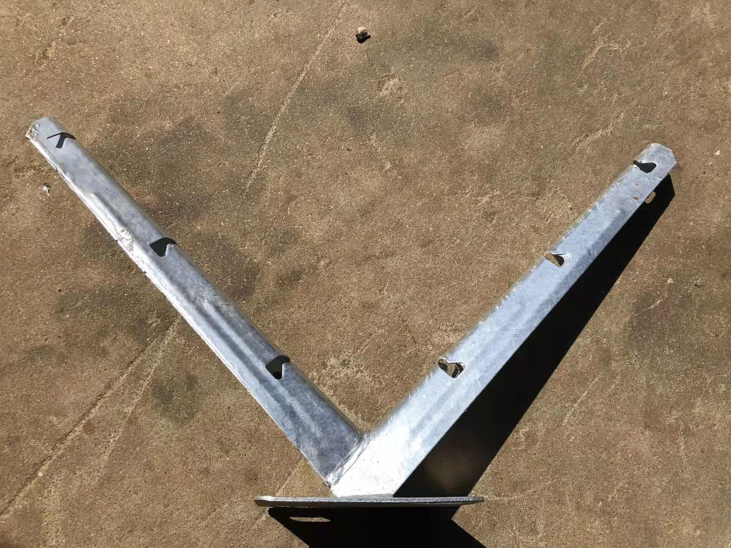 山東鐵路支架刀刺網熱鍍鋅處理