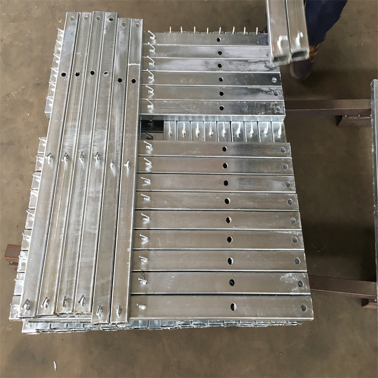 山東鐵路支架刀刺網熱鍍鋅處理圖片2