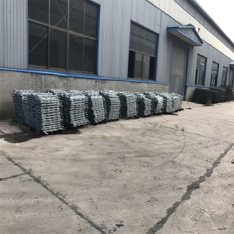 山東鐵路支架刀刺網熱鍍鋅處理圖片3