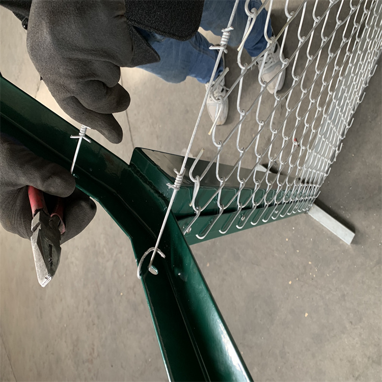 山東鋁包鋼機場圍欄網硬度分析圖片2