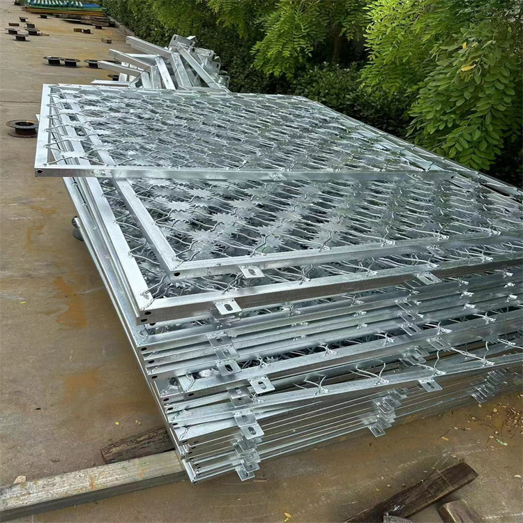 山東監(jiān)獄熱鍍鋅梅花刺片隔離網(wǎng)生產(chǎn)安裝圖片3 山東監(jiān)獄熱鍍鋅梅花刺片隔離網(wǎng)生產(chǎn)安裝圖片3