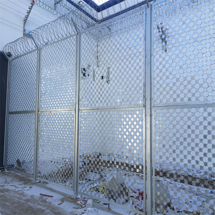 山東監(jiān)獄熱鍍鋅梅花刺片隔離網(wǎng)生產(chǎn)安裝圖片4 山東監(jiān)獄熱鍍鋅梅花刺片隔離網(wǎng)生產(chǎn)安裝圖片4