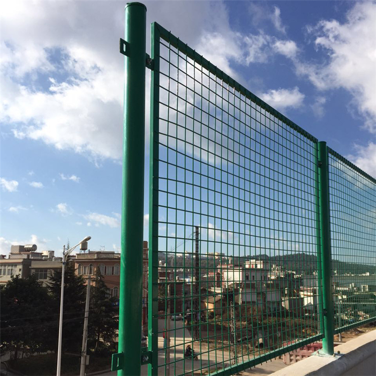 山東高速兩側路基金屬隔離網