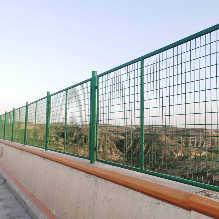 山東高速兩側路基金屬隔離網圖片2