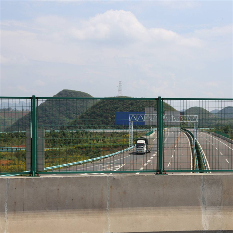 山東高速兩側路基金屬隔離網圖片3