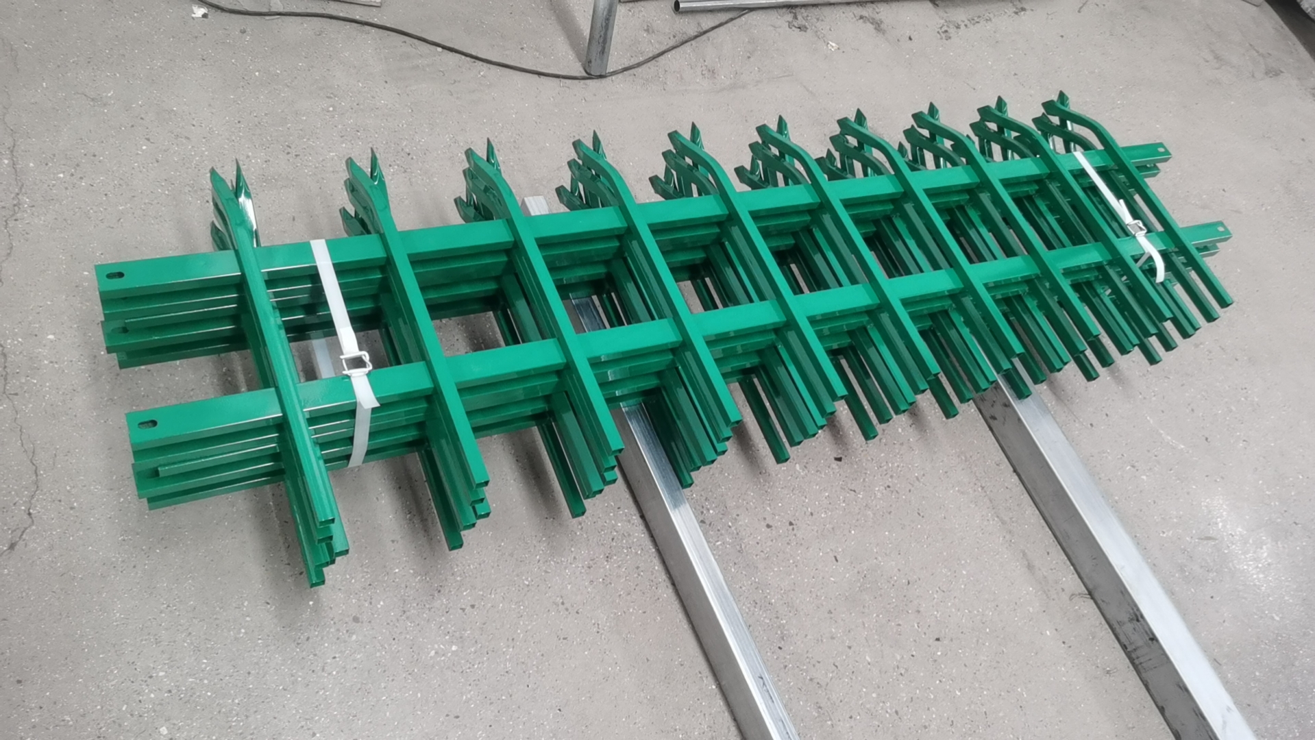 市政綠化護(hù)欄網(wǎng)即鋅鋼道路護(hù)欄圖片6