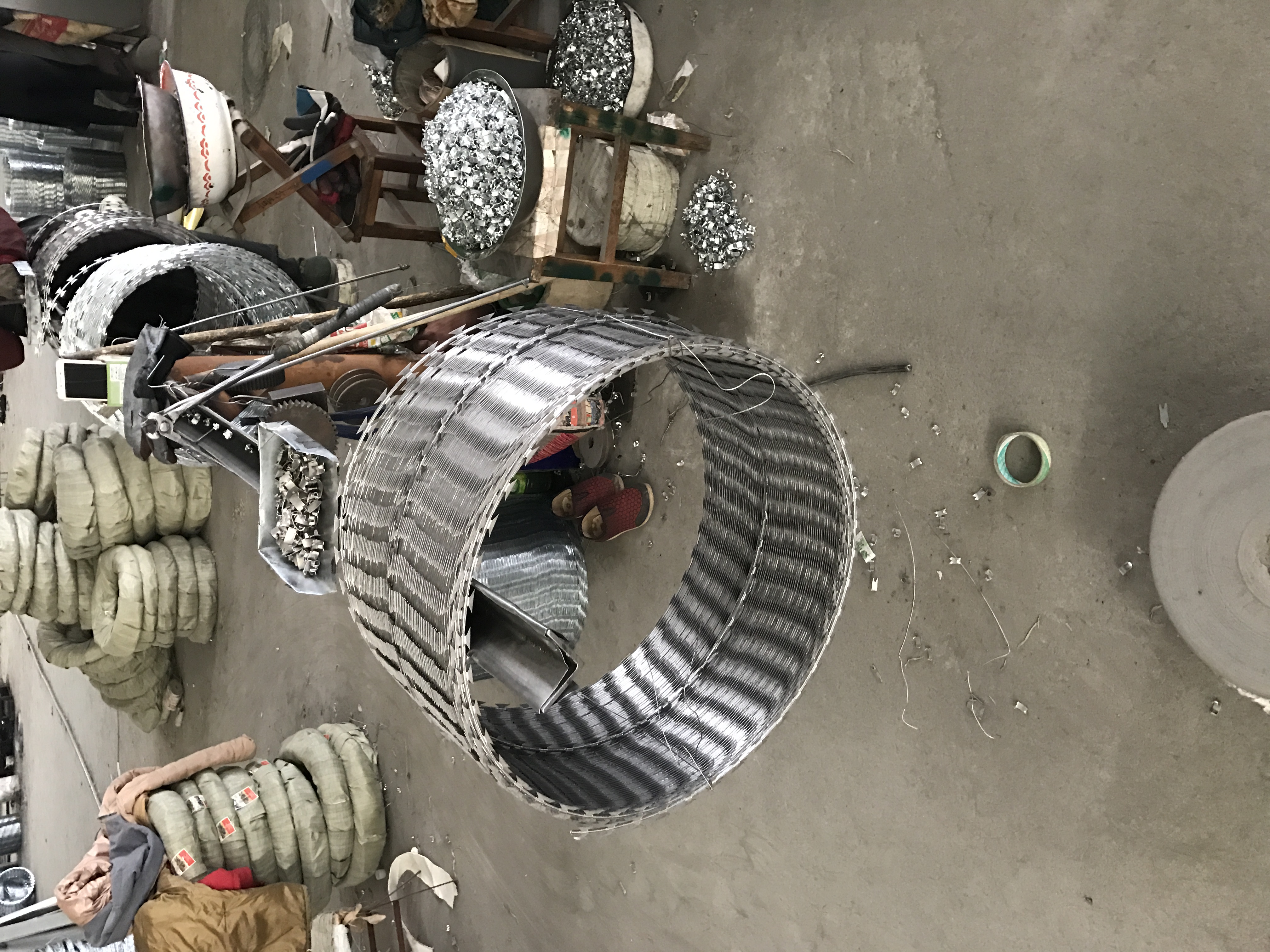 山東高鐵防護(hù)刺絲滾籠支架系列用品圖片2