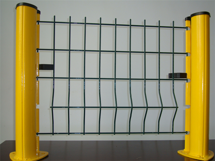 戰(zhàn)斧式立柱廠區(qū)隔離網(wǎng)圍欄圖片3