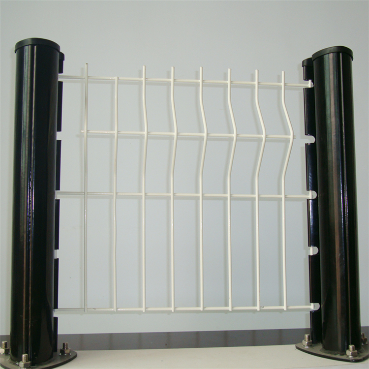 山東桃型柱三角折彎隔離網的生產工藝圖片2