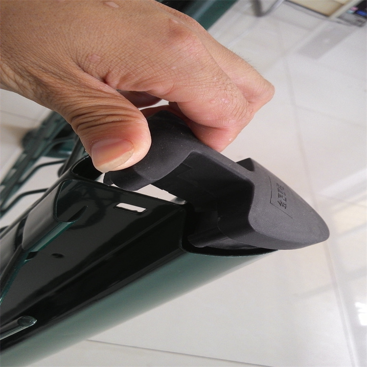 山東桃型柱三角折彎隔離網的生產工藝圖片3