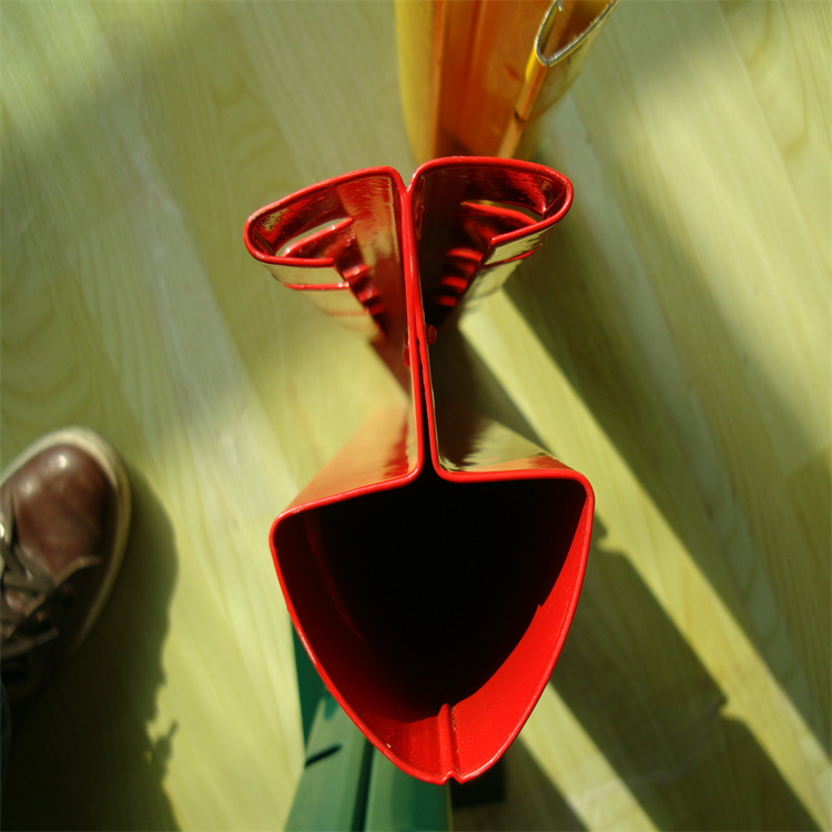 山東桃型柱三角折彎隔離網的生產工藝圖片4