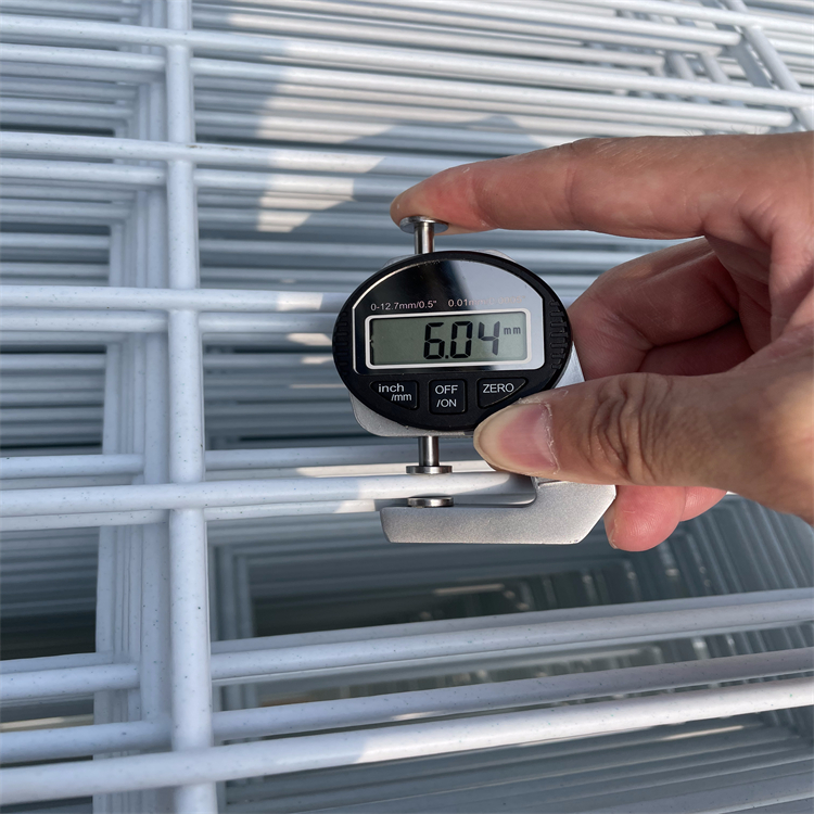 山東桃型柱三角折彎隔離網的生產工藝圖片6