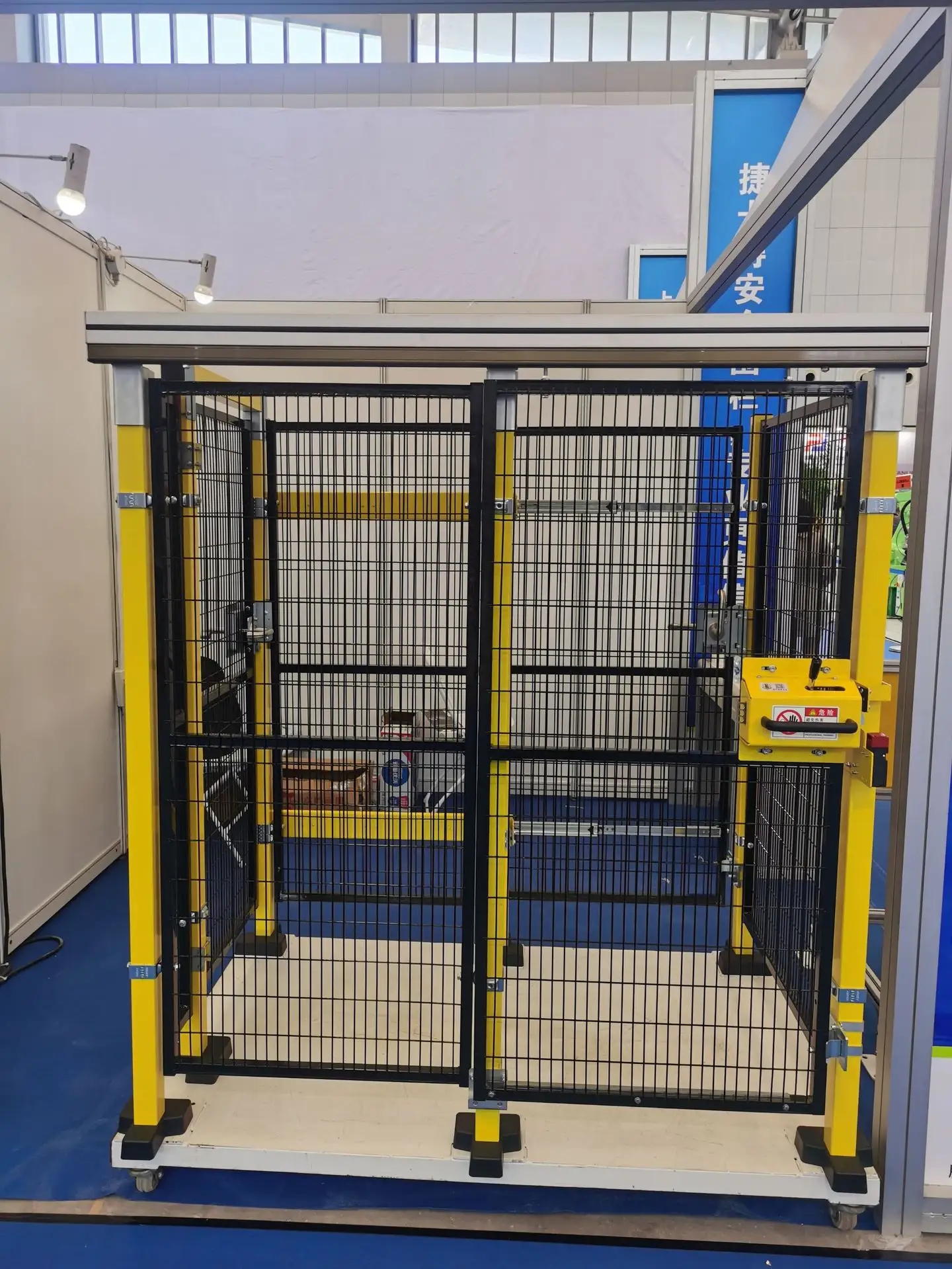 山東機器人小孔隔離網(wǎng)圍欄