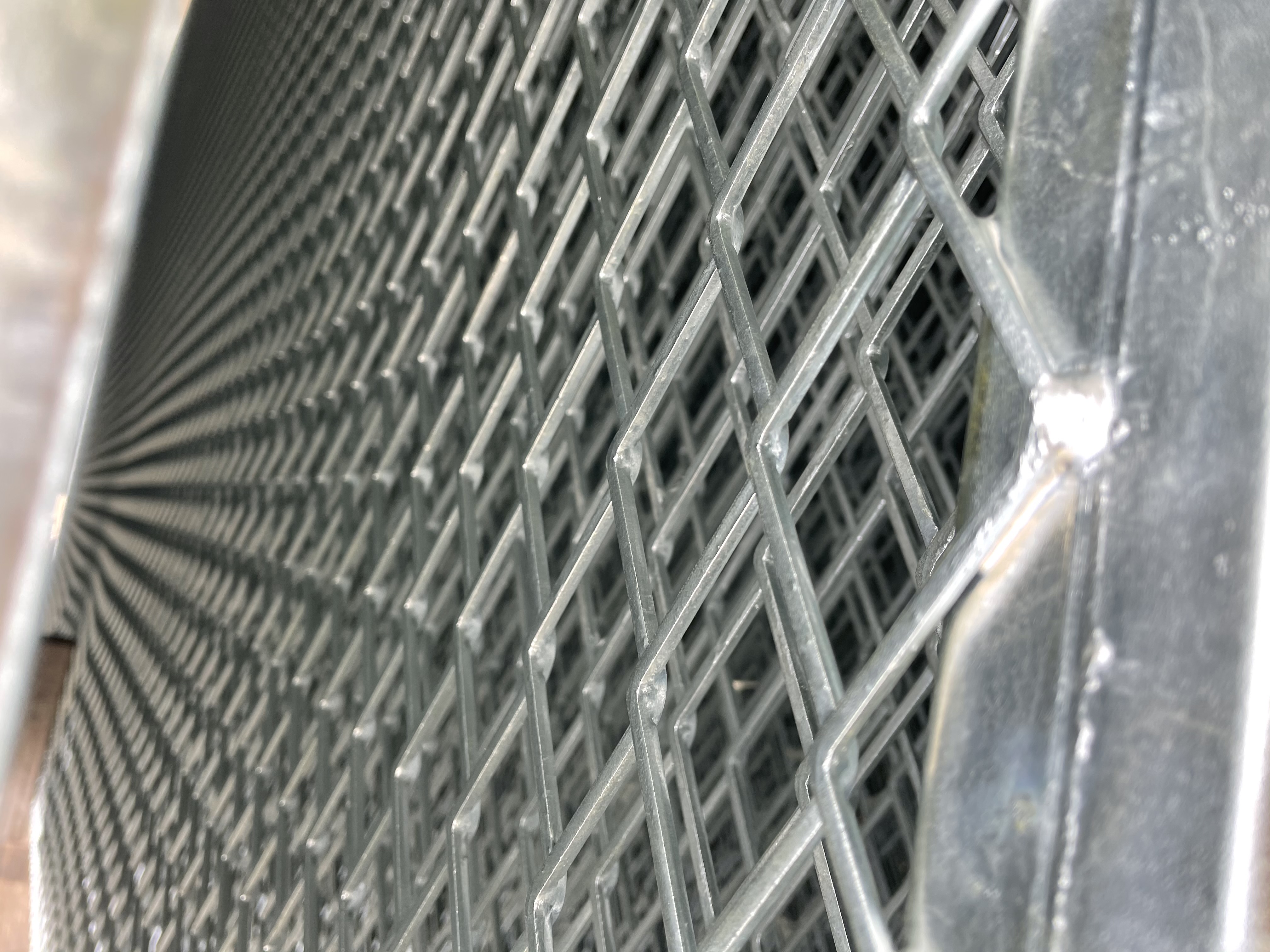 山東監獄鋼板菱形網孔鋼網墻圖片3