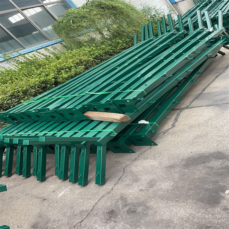 山東監獄鋼板菱形網孔鋼網墻圖片4