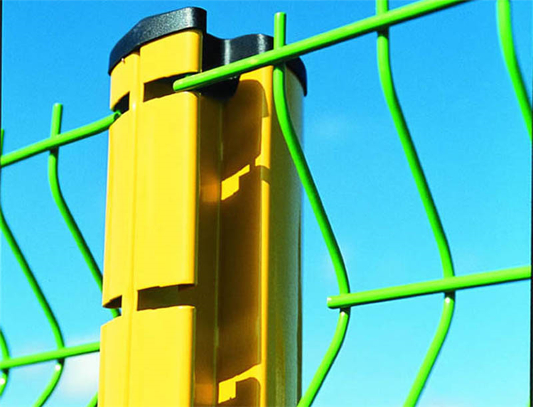 山東三折彎桃型柱隔離網現貨圖片6