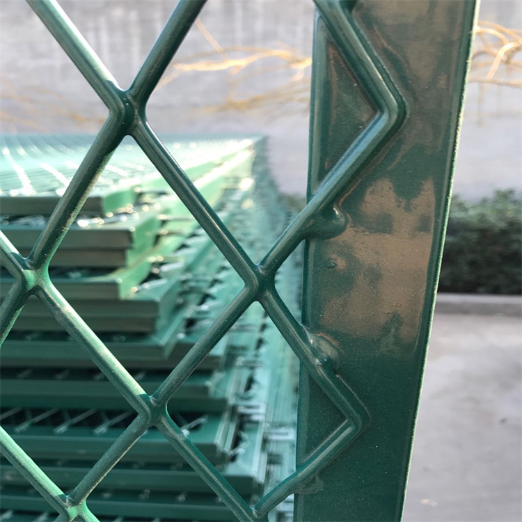 山東監獄鋼板網隔離柵護欄